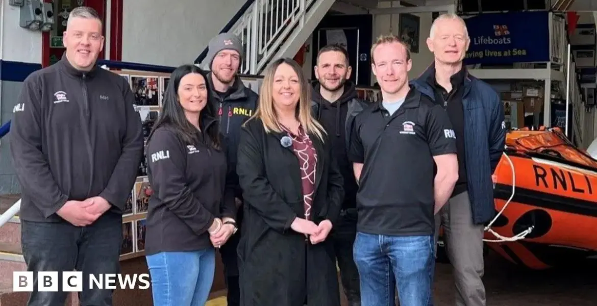 mandy galloway paddleboard rescue — GB news