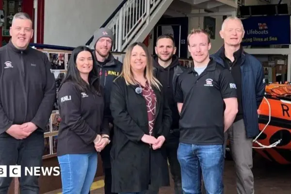 mandy galloway paddleboard rescue — GB news